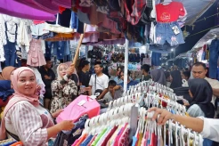Berburu Baju Lebaran di Pasar Ramadhan Masjid Al-Markaz Makassar
