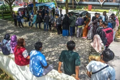 Antrean Mengular di Mobil Penukaran Uang Pasca THR Cair