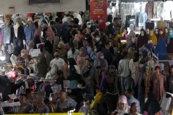 Pasar Tanah Abang Dipadati Warga Jelang Lebaran
