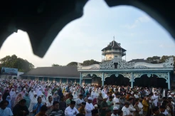 Potret Ribuan Umat Islam Salat Idul Fitri 1444 H di Halaman Keraton Solo