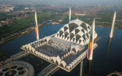 Ribuan Warga Salat Idul Fitri di Masjid Raya Al Jabbar