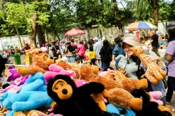 Laris Manis, Pedagang Boneka di Ragunan Dapat Omzet Rp6 Juta Sehari saat Libur Lebaran