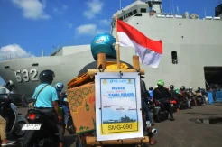 Potret Ratusan Pemudik Balik Jakarta dengan Kapal Perang