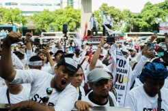 Tolak RUU Omnibus Law Kesehatan, Ribuan Nakes Demo di Kemenkes