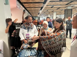 Wamenparekraf Angela Tanoesoedibjo Kunjungi Pameran UMKM di SME’s HUB Labuan Bajo
