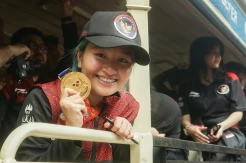 Kontingen Indonesia Pamer Medali Emas di Arak-arakan Kira87uara SEA Games 2023