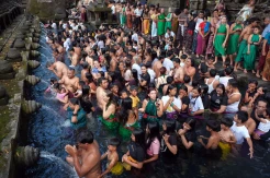 Ritual Melukat saat Banyu Pinaruh di Bali