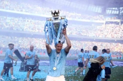 Senangnya Haaland Angkat Trofi Liga Inggris 2022/2023 Bersama Man City
