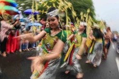 Kemeriahan Parade Karnaval Festival Budaya Isen Mulang 2023