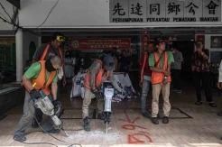 Serobot Bahu Jalan dan Tutup Saluran Air, 22 Ruko di Pluit Dibongkar