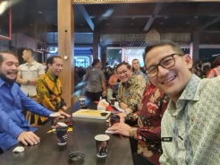 Pakai Batik Hijau, Begini Momen Sandiaga Uno Ngopi Bareng Jokowi
