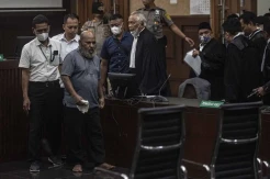 Lukas Enembe Jalani Sidang Dakwaan dengan Bertelanjang Kaki