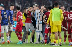 Momen Penonton Nekat Turun Lapangan Ajak Selfie Garnacho