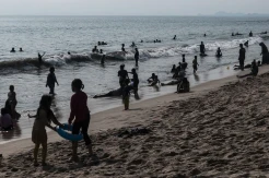 Pantai Anyer Dipadati Wisatawan Saat Libur Idul Adha