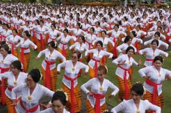 Tari Rejang Giri Putri Massal di Pura Lingga Bhuwana Bali