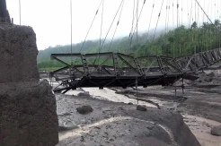 Jembatan Gantung Kali Regoy Putus Diterjang Banjir Lahar Hujan Gunung Semeru