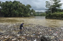 Sungai Ciwulan Dipenuhi Sampah