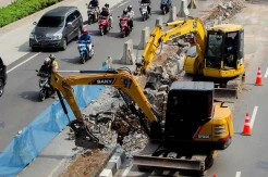 Pembatas Jalan di Sepanjang Jalan Rasuna Said Jaksel Dibongkar