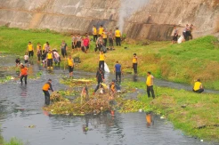 Aksi Bersih Sampah di Sungai Gelis di Kudus