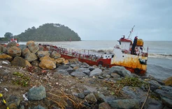 Terbawa Arus Sungai, 2 Kapal Pengangkut BBM Terdampar di Pantai Padang