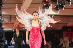 Awkarin Gunakan Gaun Pink Tampil Melenggang di Fashion Show JF3