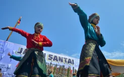 Pementasan Randai Mandabua Ombak di Pantai Purus Padang