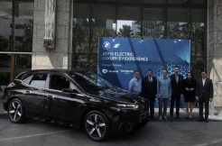 BMW iX Jadi Armada Premium Bluebird