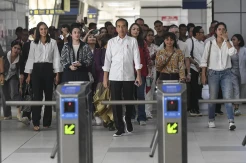 Wow, Presiden Jokowi Ajak Chelsea Islan Dkk Naik LRT