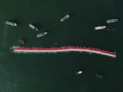 Pengibaran Bendera Merah Putih Sepanjang 78 Meter di Pesisir Laut Kota Makassar