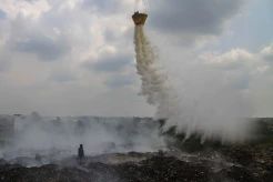 Heli Water Boombing Dikerahkan Padamkan Kebakaran TPA Sukawinatan Palembang