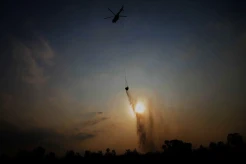 Heli Water Bombing Padamkan Kebakaran Lahan Dipinggir Tol Palindra