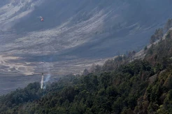 Heli Water Bombing Padamkan Sisa Kebakaran Kawasan Bromo