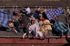 Nekat, Ribuan Migran Naiki Atap Kereta ke Perbatasan Meksiko-AS