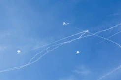 Ribuan Roket Hamas Bertubi-tubi Serang Israel, Langit Penuh Asap