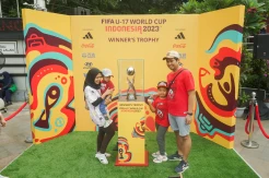 Trofi Piala Dunia U-17 Mejeng di Bundaran HI Jakarta