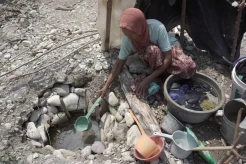 Hujan Tak Kunjung Turun, Warga Jombang Ambil Air dari Kubangan Sungai