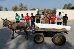 Bensin Habis, Warga Gaza Pakai Kereta Keledai Usung Jenazah Korban Israel