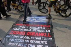 Aksi Injak Spanduk Bendera Israel di Bundaran HI