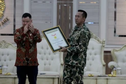 Korps Marinir Raih Penghargaan Rekor Muri dengan Mengibarkan Bendera Merah Putih Terbesar