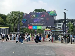 Penonton Konser Coldplay Mulai Memadati Pintu Masuk GBK