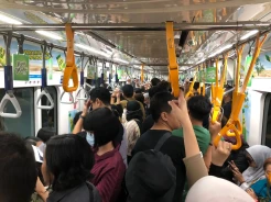 Penonton Konser Coldplay Berdesakan Naik Kereta MRT