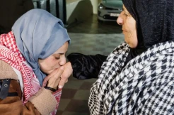 Dibebaskan Tentara Israel, Lamees Abu Arkoob Cium Tangan dan Kening Ibunda