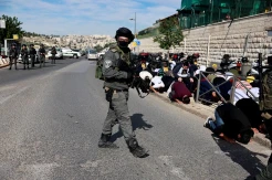 Warga Palestina Shalat Jumat di Bawah Acungan Senjata Israel