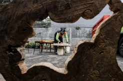 Keren, Petugas UPS Badan Air Pasar Minggu Sulap Limbah Kayu jadi Furnitur