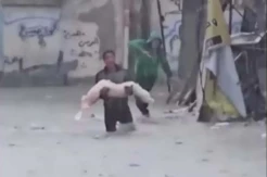 Warga Terjang Banjir Gendong Jenazah Anak-anak di Gaza Palestina