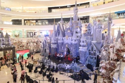 Pusat Perbelanjaan Sambut Natal dan Tahun Baru