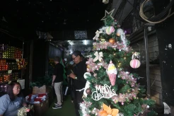 Penjualan Pernak-pernik Natal di Pasar Asemka
