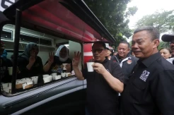 Caferavan Ganjar-Mahfud Bagi-bagi Kopi Gratis di Perempatan Gultik Blok M