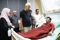Ditemani Siti Atikoh, Ganjar Jenguk Dua Relawan Korban Penganiayaan Oknum TNI di RSUD Boyolali