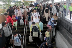 Puncak Arus Balik Libur Nataru di Stasiun Senen